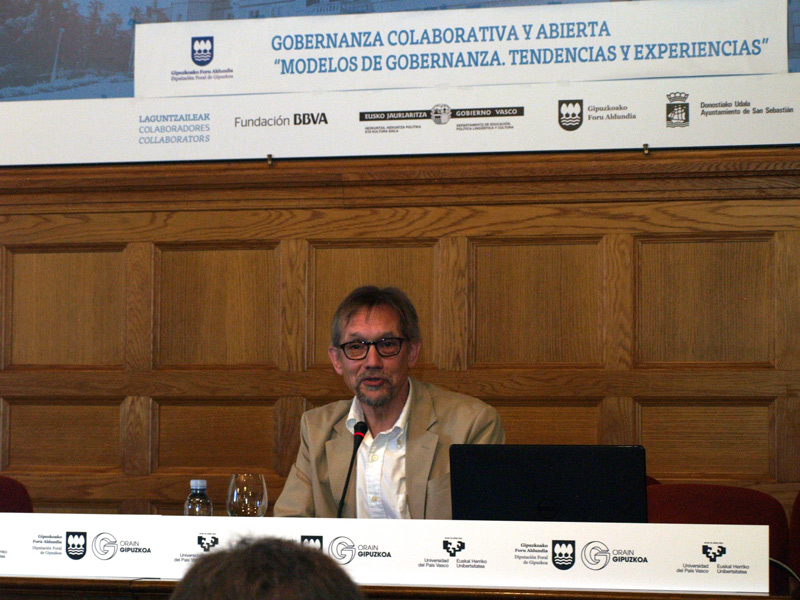 Bob Jessop hablando en su charla Gobernanza