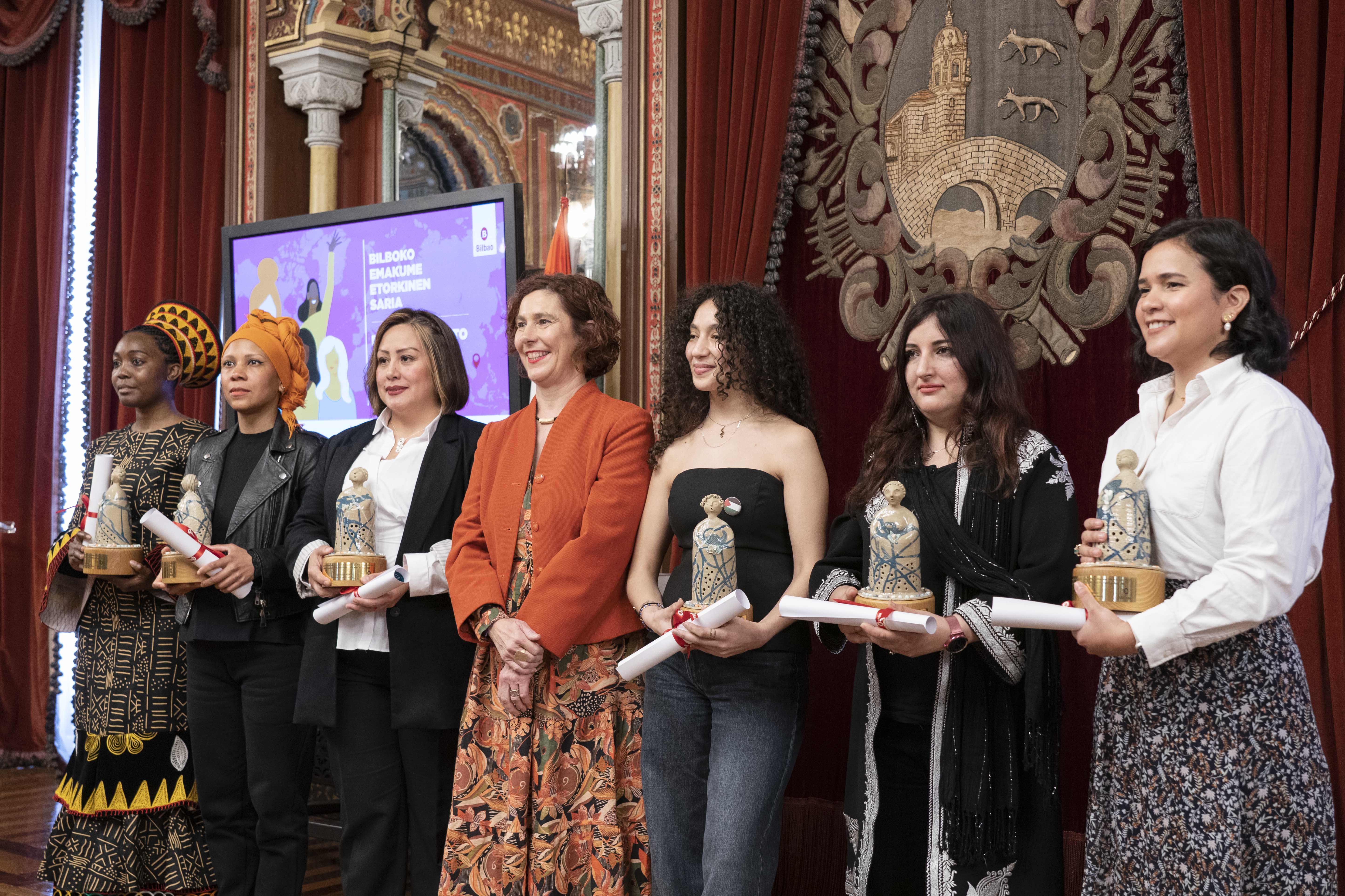 bPREMIOSMUJERESMIGRADAS0426